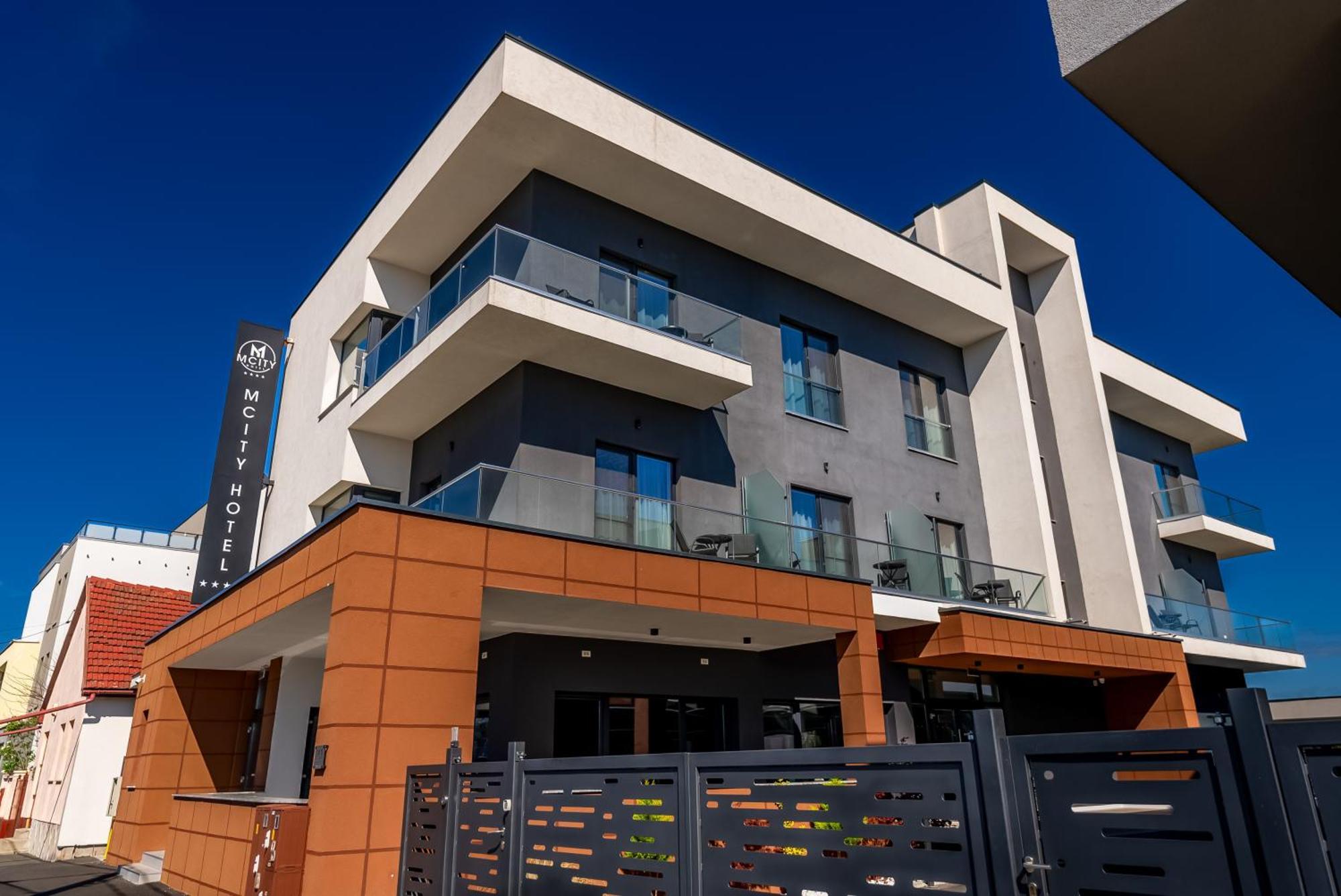 M City Aparthotel Arad Ngoại thất bức ảnh